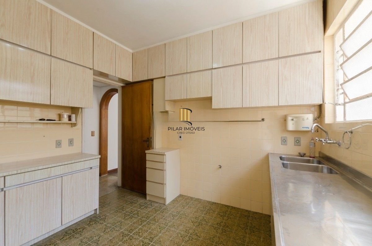 Excelente residência térrea com 272m² de área privativa, com 4 domritórios e 6 vagas de garagem, localizada no bairro Vila Assunção.