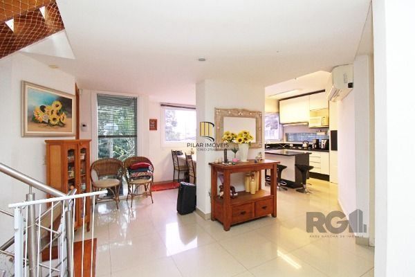 Casa em Porto Alegre, no bairro Tristeza, com 3 dormitório(s), e 3 banheiros, à 