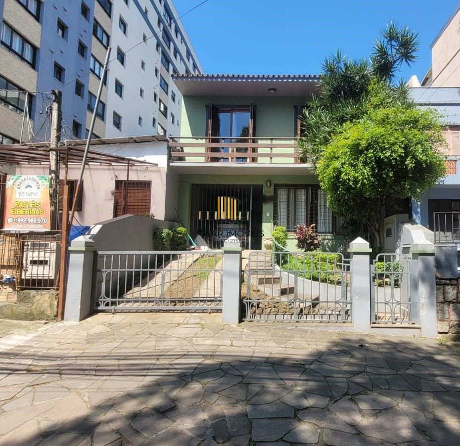 Casa com 3 dormitórios e 1 vaga de garagem, em terreno com 435,60m² (6,60m de frente por 66,00m de extensão).