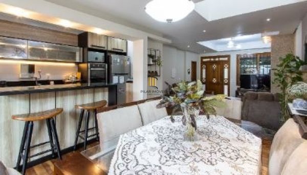 Casa em Porto Alegre, no bairro Ipanema, com 3 dormitório(s), e 3 banheiros, à v