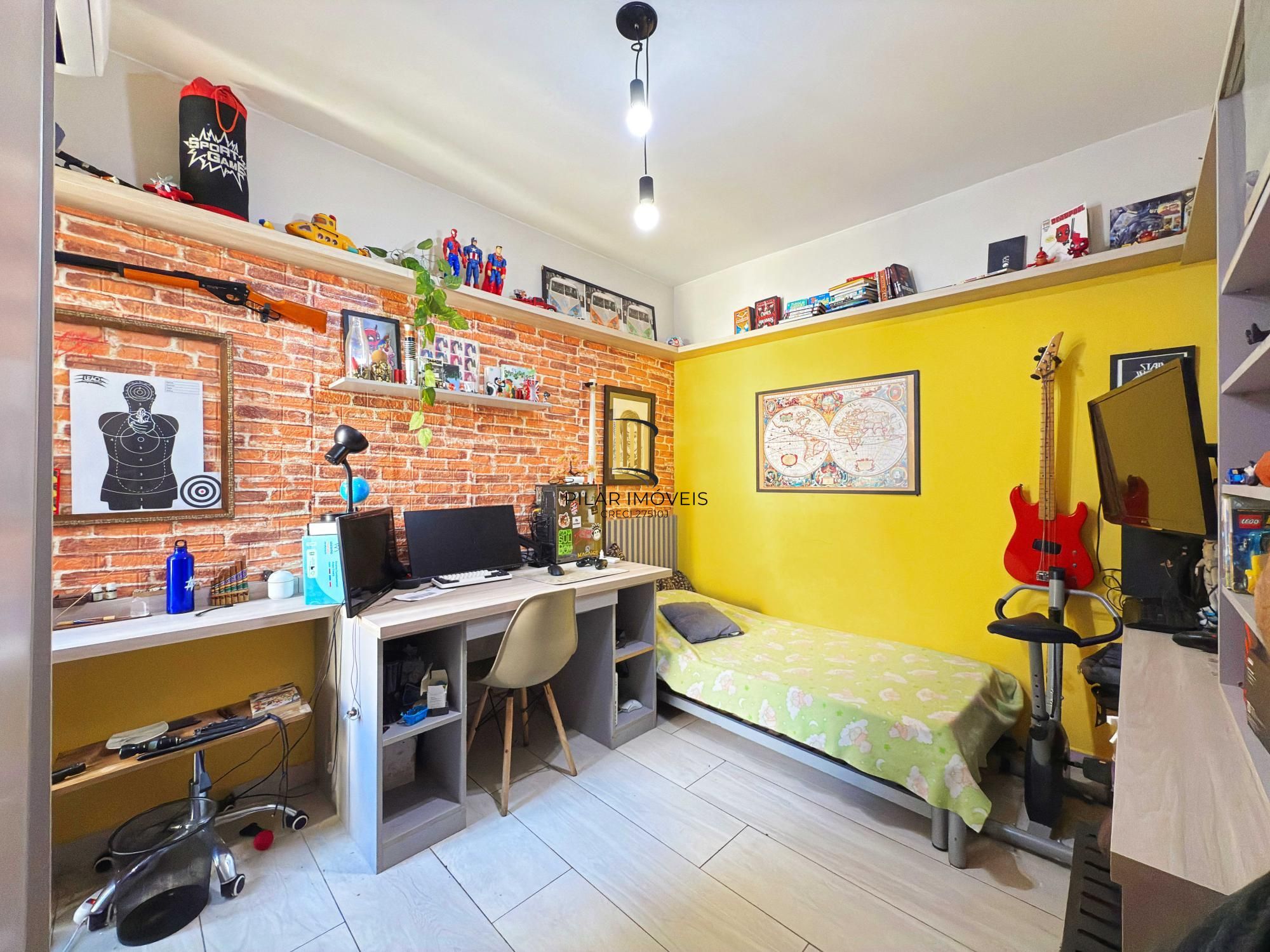 Triplex 4 dormitórios no bairro Pedra Redonda