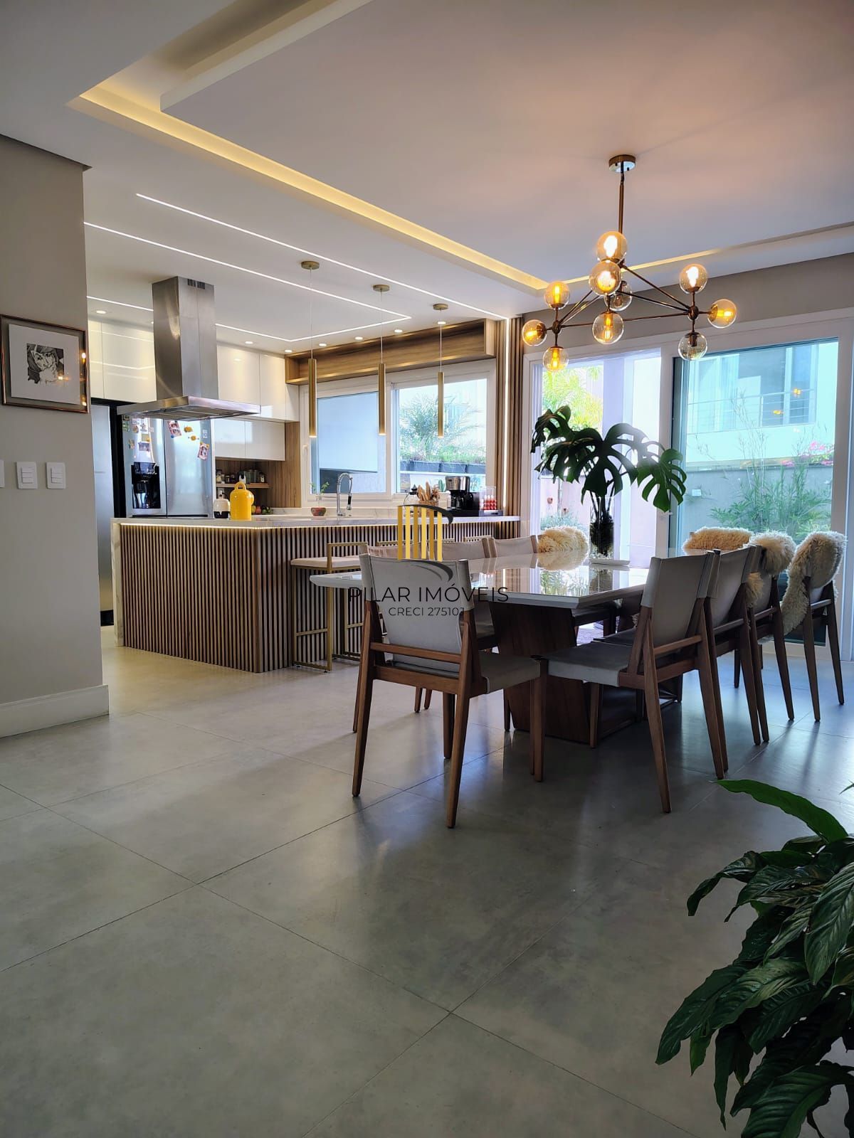 Espetacular Casa de Condomínio com 3 suítes, Piscina com aquecimento