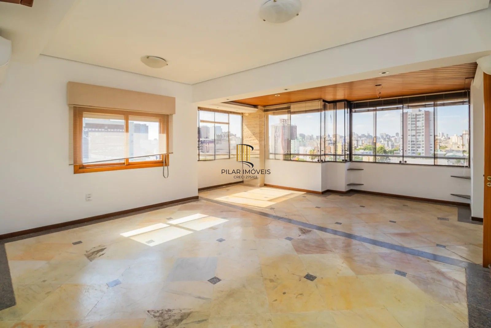 Belíssima cobertura duplex, com 262m2, com 3 dormitórios no coração do bairro Menino Deus.