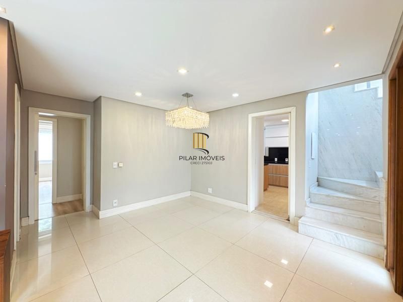 Linda Residência em Condomínio Fechado no Bairro Pedra Redonda.