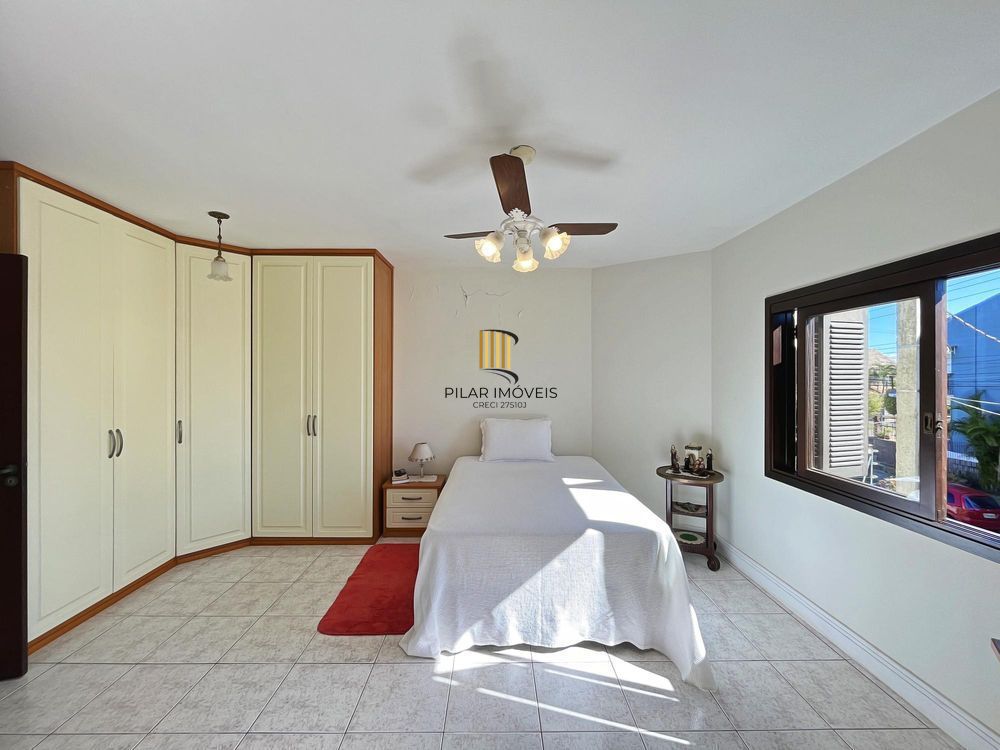 Ótima residência com 3 dormitórios, sendo 1 suíte, lareira e piscina.