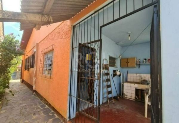 Casa em Porto Alegre, no bairro Tristeza, com 2 dormitório(s), e 2 banheiros, à 