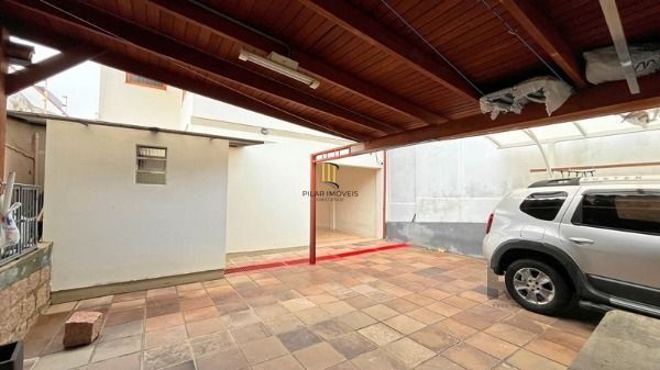 Casa em Porto Alegre, no bairro Tristeza, com 3 dormitório(s), e 3 banheiros, à 