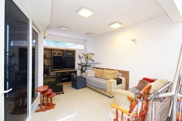 Casa em Porto Alegre, no bairro Tristeza, com 3 dormitório(s), e 3 banheiros, à 