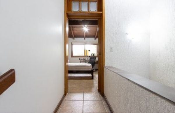 Casa em Porto Alegre, no bairro Ipanema, com 3 dormitório(s), e 3 banheiros, à v