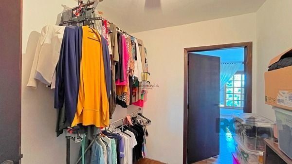 Casa em Porto Alegre, no bairro Tristeza, com 4 dormitório(s), à venda.