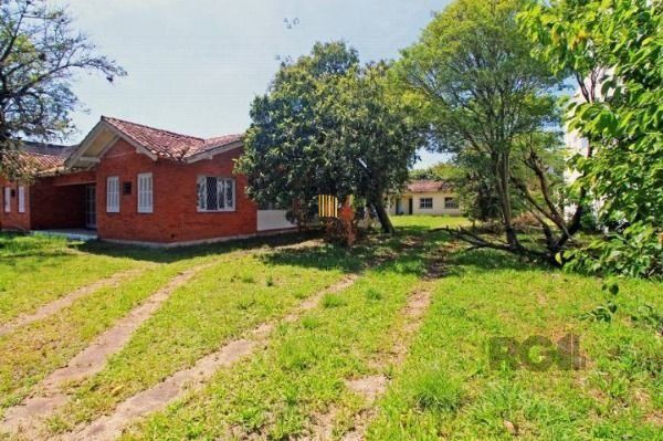 Casa em Porto Alegre, no bairro Ipanema, com 6 dormitório(s), à venda.