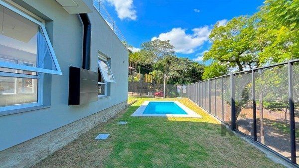 Casa em Porto Alegre, no bairro Jardim Isabel, com 3 dormitório(s), e 3 banheiro