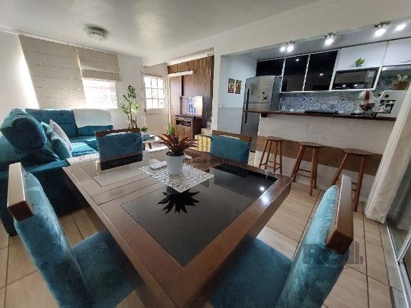 Casa em Porto Alegre, no bairro Hípica, com 3 dormitório(s), e 3 banheiros, à ve