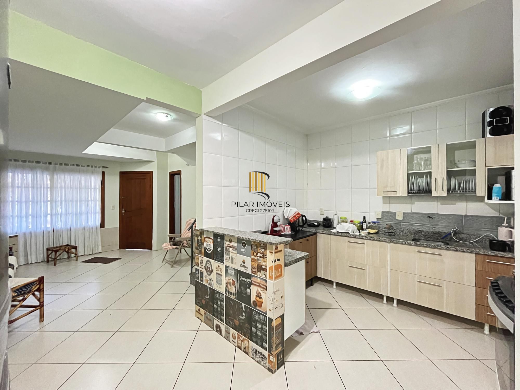 Residência com 4 dormitórios sendo 1 suites no Bairro Guarujá.