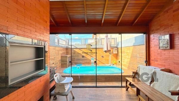 Casa em Porto Alegre, no bairro Guarujá, com 3 dormitório(s), e 3 banheiros, à v