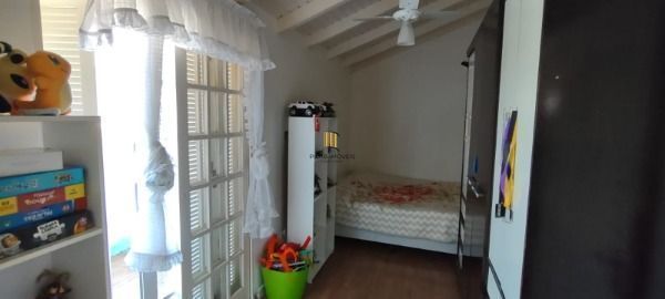 Casa em Porto Alegre, no bairro Guarujá, com 3 dormitório(s), e 3 banheiros, à v