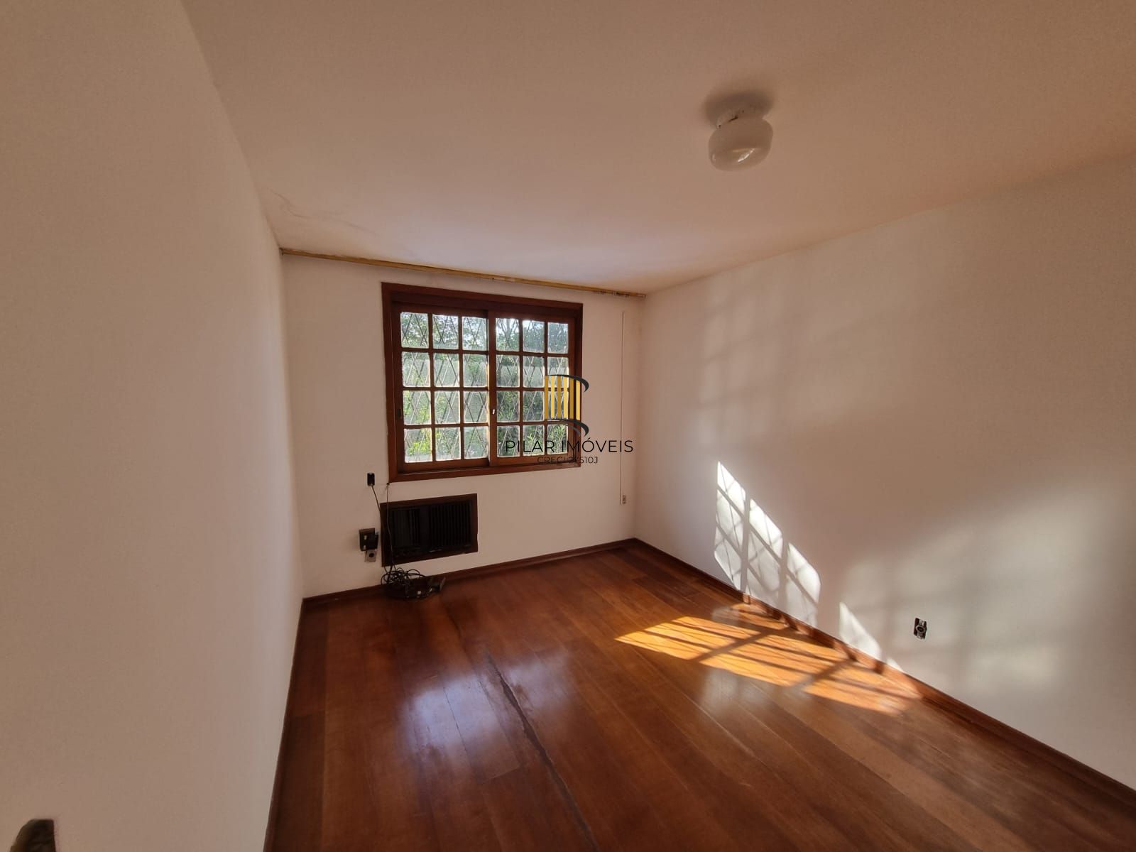 Residência no bairro Camaquã, com 3 dormitório(s), e 3 banheiros,