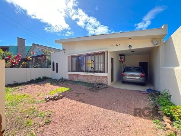 Casa em Porto Alegre, no bairro Ipanema, com 4 dormitório(s), e 4 banheiros, à v