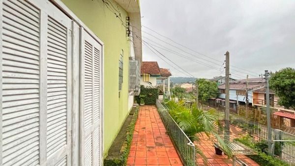 Casa em Porto Alegre, no bairro Cavalhada, com 4 dormitório(s), e 4 banheiros, à