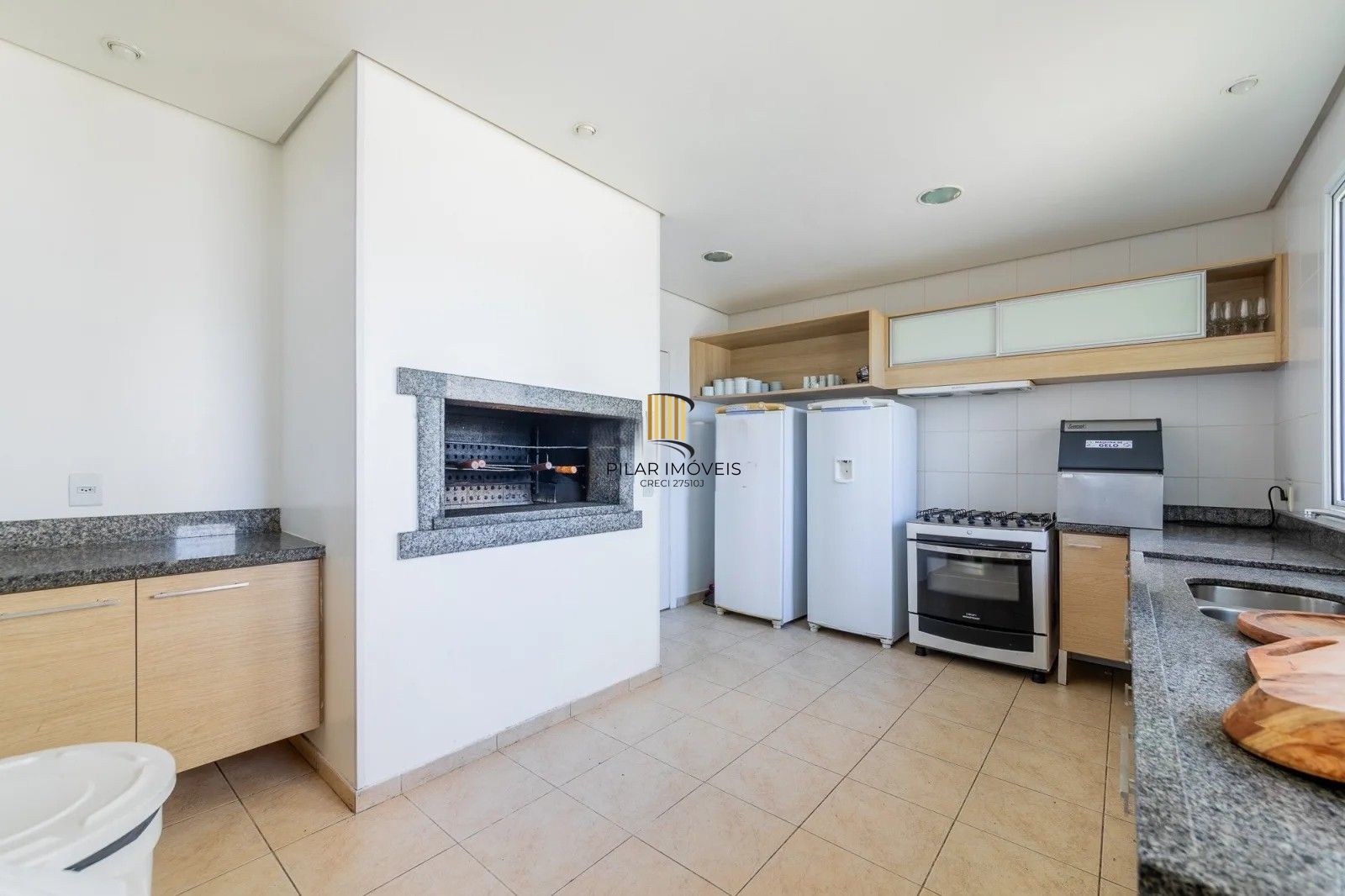 Belíssima casa em condomínio com 218,3m² com 4 dorm., 2 suítes e 2 vagas. Situada no charmoso Residencial Terra Mater.