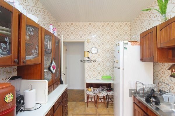 Casa em Porto Alegre, no bairro Ipanema, com 4 dormitório(s), e 4 banheiros, à v