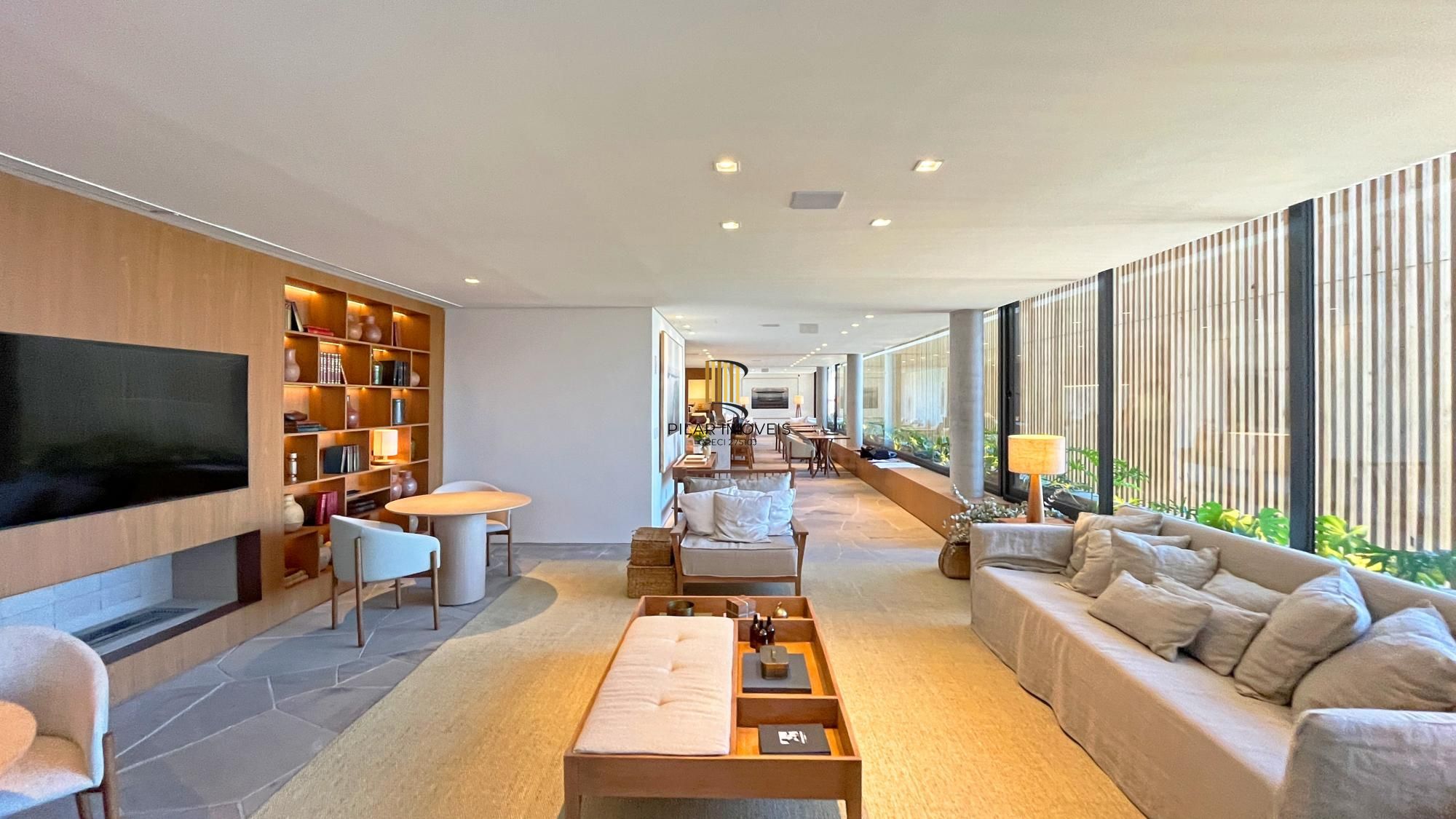 Belíssimo apartamento com 230,6m2, 3 suítes e 4 vagas de garagem. Projeto diferenciado e vista deslumbrante para o pôr do sol do Guaíba.