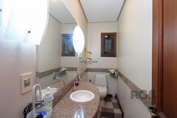 Casa em Porto Alegre, no bairro Guarujá, com 3 dormitório(s), e 3 banheiros, à v