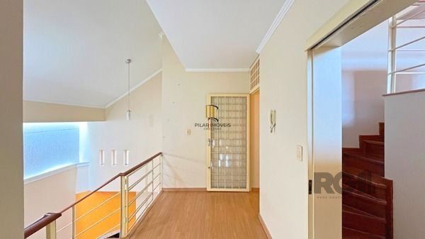 Casa em Porto Alegre, no bairro Nonoai, com 4 dormitório(s), à venda.