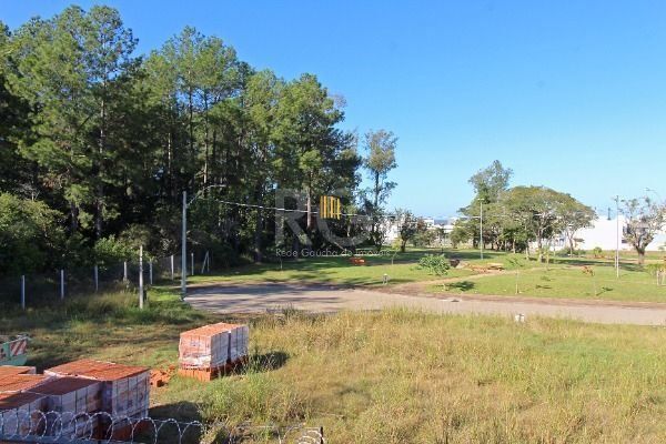 Casa em Porto Alegre, no bairro Hípica, com 2 dormitório(s), e 2 banheiros, à ve