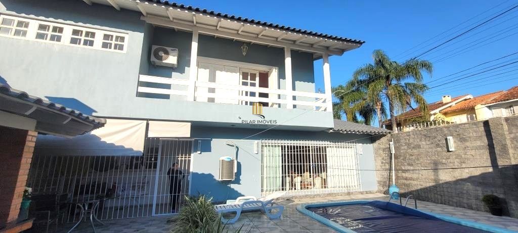 Excelente Casa de Esquina no Residencial Bahamas – Ipanema, com 351m² privativos, 4 dormitórios e duas vagas de garagem.