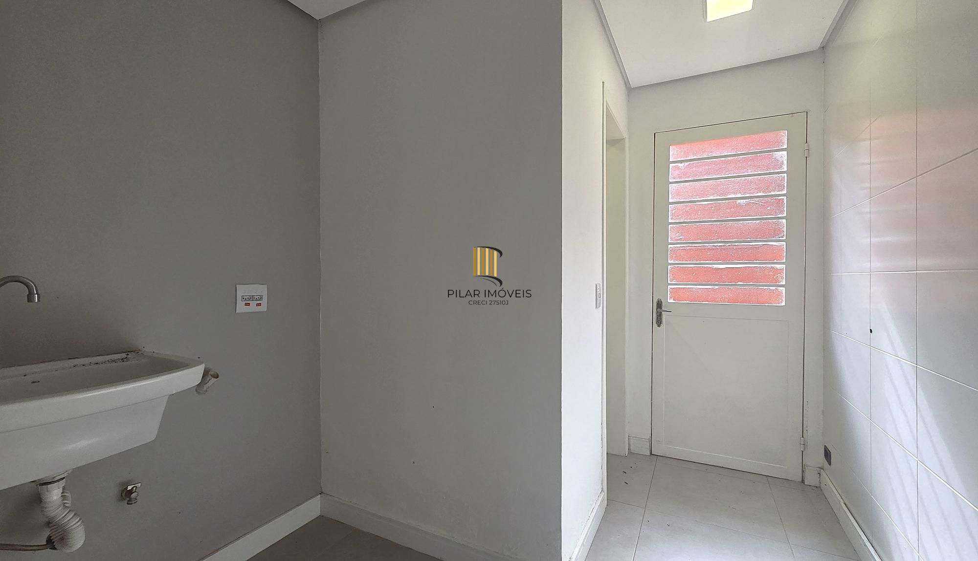 Excelente casa em condomínio fechado, com 252 m² de área privativa, com 4 dormitórios, 1 suíte e 2 vagas de garagem.