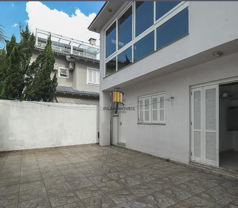 Maravilhosa Residência em condomínio com 4 dormitórios sendo 1 suíte.