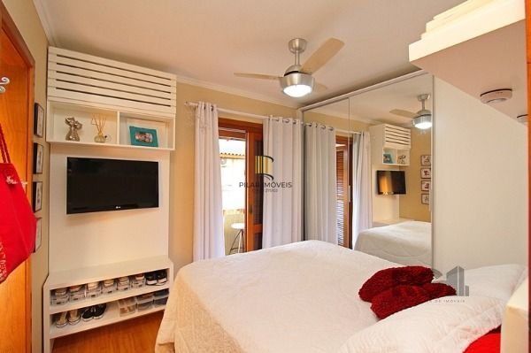 Casa Condominio em Porto Alegre, no bairro Guarujá, com 2 dormitório(s), e 2 ban