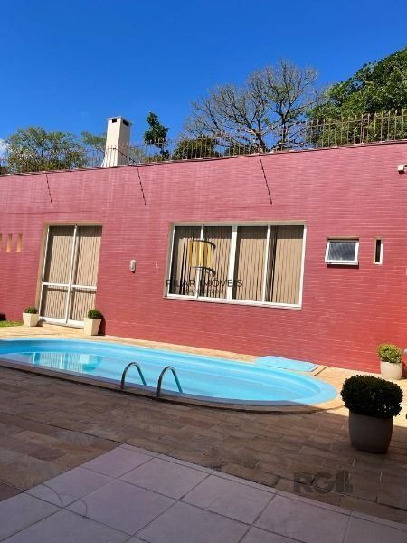 Casa em Porto Alegre, no bairro Nonoai, com 4 dormitório(s), à venda.