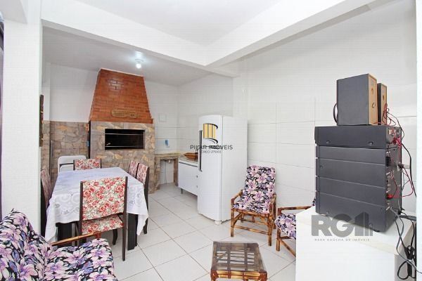 Sobrado em Porto Alegre, no bairro Vila Nova, com 3 dormitório(s), e 3 banheiros