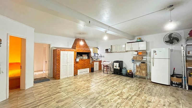 Casa de esquina com 285m², 3 dormitórios, sendo 1 suites, 4 vagas - amplo pátio 