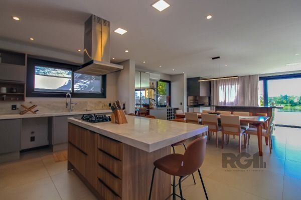 Casa em Condominio no Terra Ville, com 4 dormitório(s), e 4 suítes, à venda.