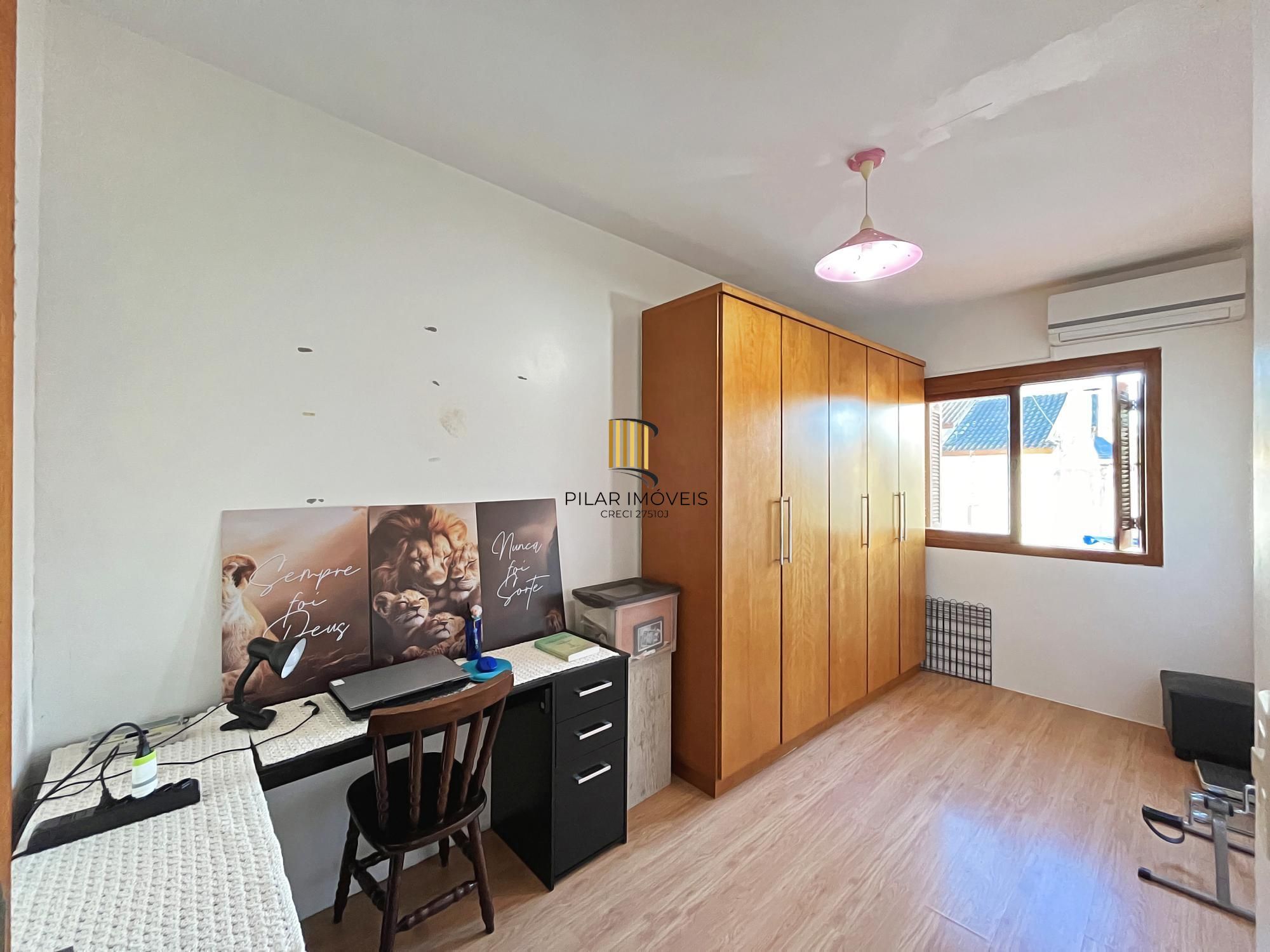 Residência com 4 dormitórios sendo 1 suites no Bairro Guarujá.