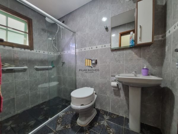 Sobrado em Porto Alegre, no bairro Ponta Grossa, com 4 dormitório(s), e 4 banhei