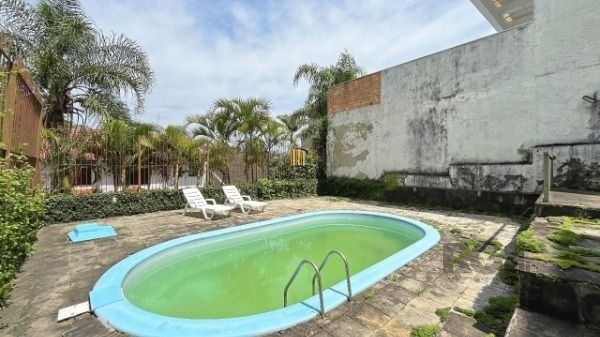 Casa em Porto Alegre, no bairro Ipanema, com 3 dormitório(s), à venda.