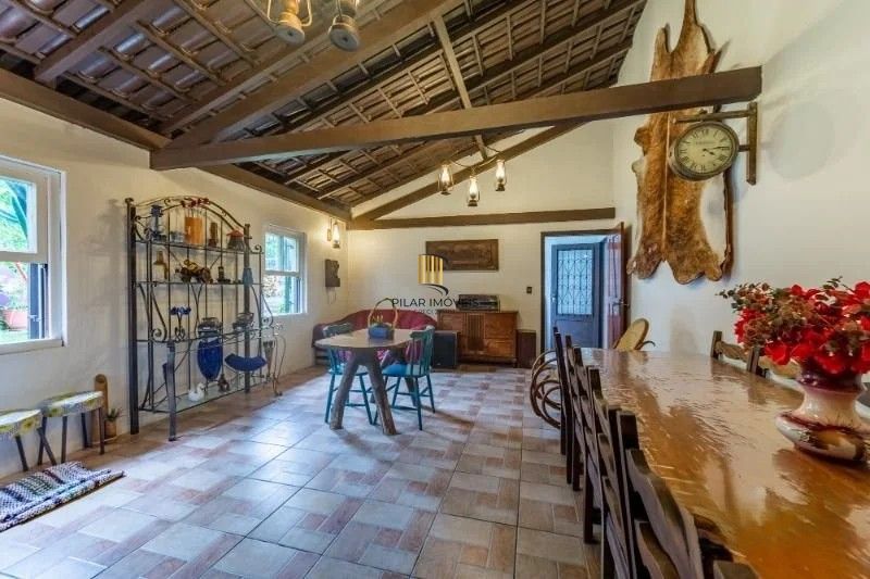 Belíssima casa de esquina, em estilo colonial com 277m2 de área privativa, terreno com 1014m2, 4 dormitórios e 3 suítes.