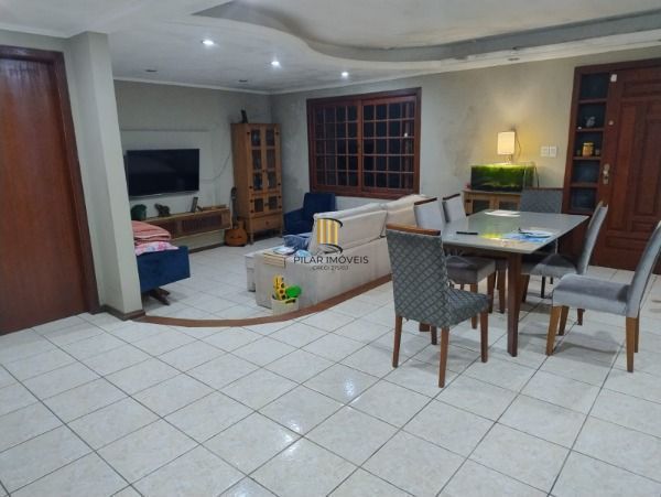 Casa em Porto Alegre, no bairro Vila Nova, com 4 dormitório(s), e 4 banheiros, à