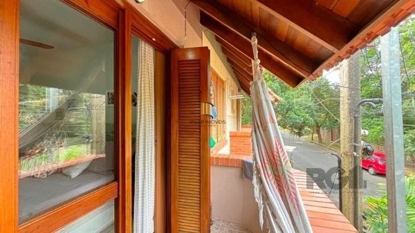 Casa em Porto Alegre, no bairro Guarujá, com 3 dormitório(s), e 3 banheiros, à v