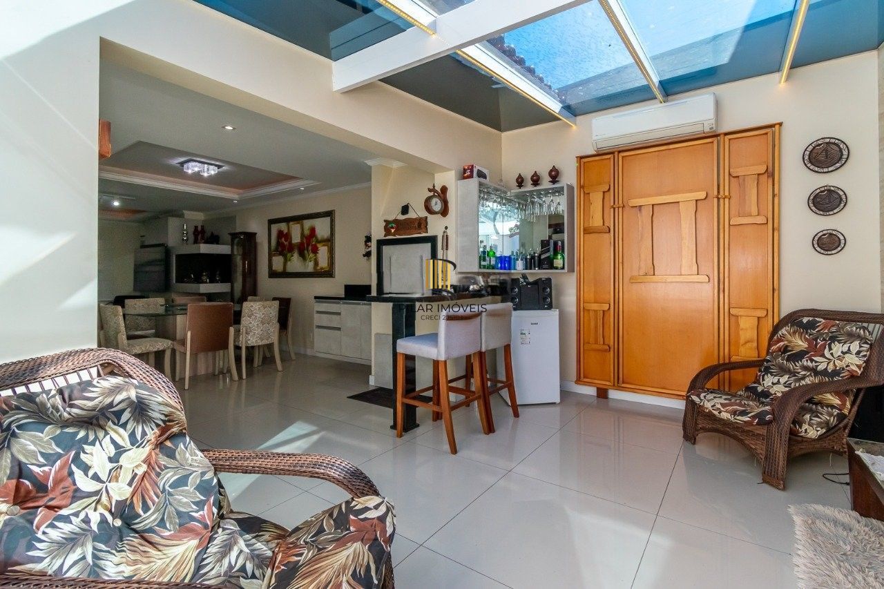 Excelente casa com 158,9m2 de área privativa, 3 dormitórios, 1 suíte, e 2 vagas.