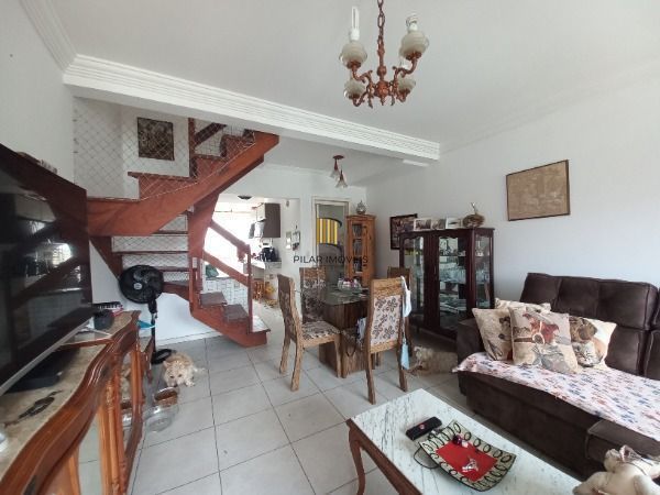 Casa em Porto Alegre, no bairro Guarujá, com 2 dormitório(s), e 2 banheiros, à v