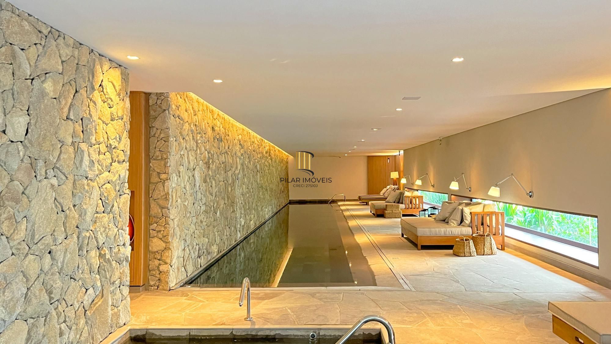 Belíssimo apartamento com 230,6m2, 3 suítes e 4 vagas de garagem. Projeto diferenciado e vista deslumbrante para o pôr do sol do Guaíba.