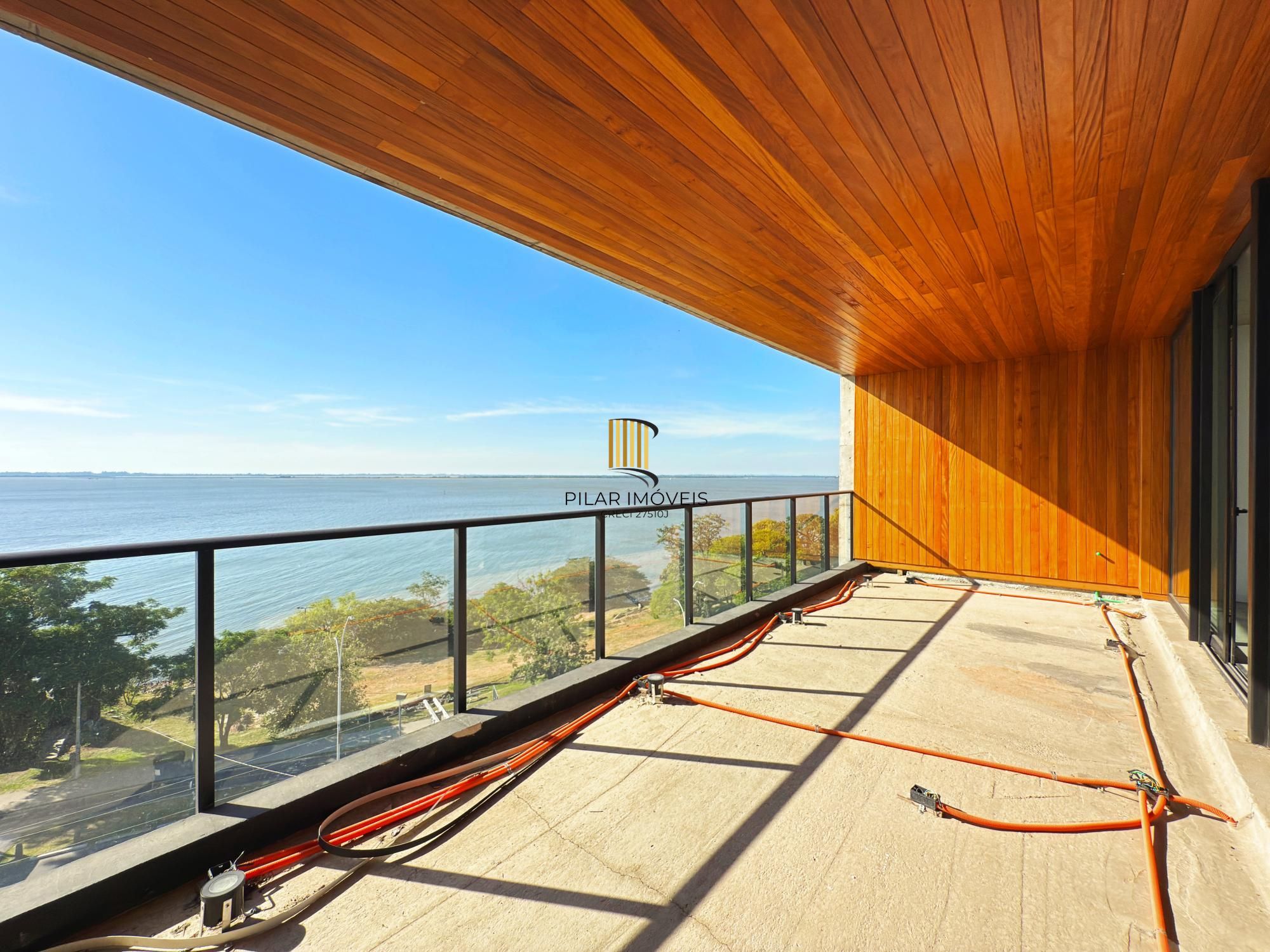 Belíssimo apartamento com 230,6m2, 3 suítes e 4 vagas de garagem. Projeto diferenciado e vista deslumbrante para o pôr do sol do Guaíba. - Pilar Imóveis