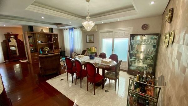 Casa em Porto Alegre, no bairro Vila Assunção, com 3 dormitório(s), e 3 banheiro