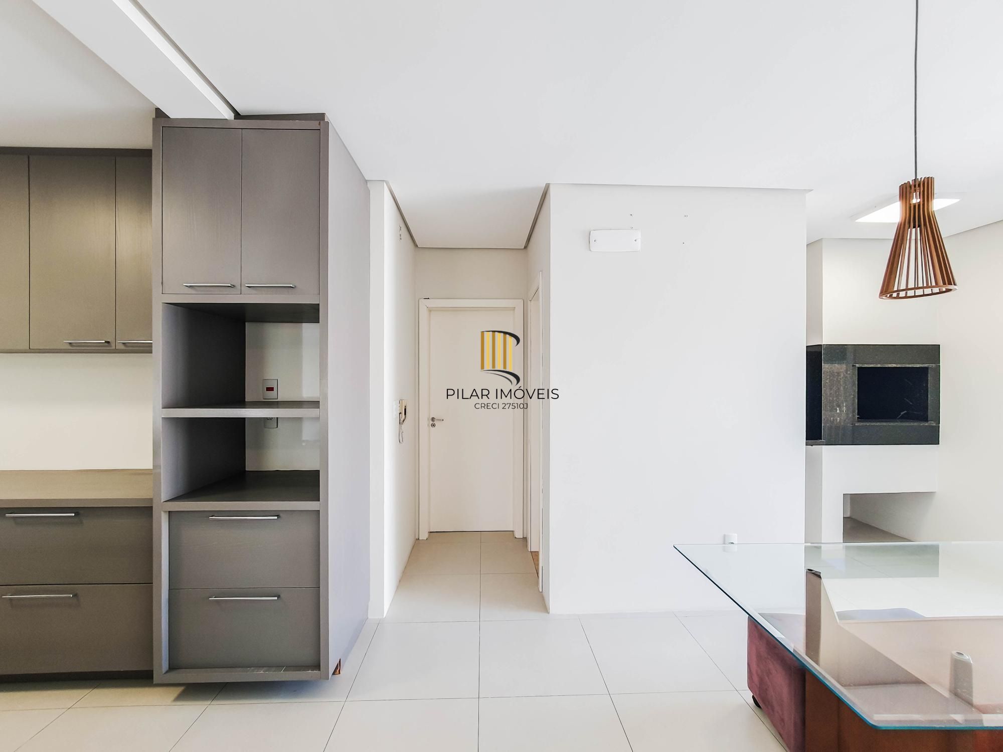 Linda casa Térrea em Condomínio, 3 suítes, 3 vagas cobertas, pátio com Piscina!