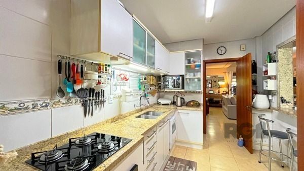 Casa em Porto Alegre, no bairro Ipanema, com 3 dormitório(s), e 3 banheiros, à v